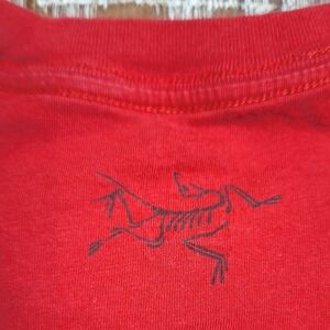 Arcteryx T Shirt Womens Small/Petite Lightweight Cotton Red Graphic‎ Skiing Logo